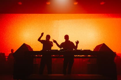The Chemical Brothers se presentan mañana en el Autódromo de Buenos Aires: "Nos gusta hacer una gran celebración, realmente. Es una fiesta intensa, con ritmos duros. No queremos simplemente que la gente baile, lo que buscamos es retorcerles un poco la mente", asegura Ed Simons