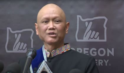 Cheng “Charlie” Saephan ganó el cuarto premio mayor más grande en la historia de Powerball y ahora ayuda a su comunidad