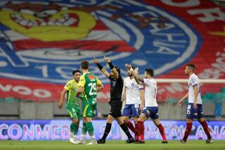 Arbitraje escandaloso: 26 minutos sobre 45 parados por el VAR en Defensa-Bahía