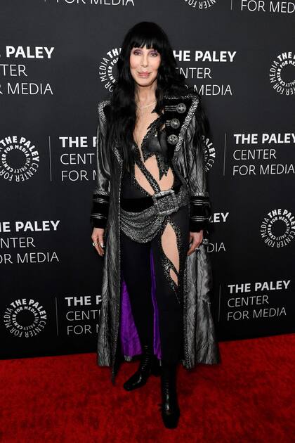 Cher asistió a la avant premiere de Bob Mackie: Naked Illusion. El diseñador Bob Mackie es considerado un icono de todos los tiempos, ganador de nueve premios Emmy, un premio Tony, galardonado en el Salón de la Fama de la Academia de Televisión y en la Gala Met, y tres veces nominado al Oscar