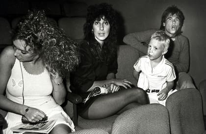 Cher junto a su hijo menor,  Elijiah Blue Allman, y Val Kilmer en 1982