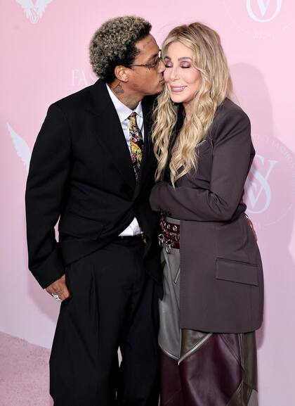 Cher llegó al desfile de Victoria´s Secret muy bien acompañada: con ella estaba su novio, Alexander Edwards. El rapero se mostró muy cariñoso con la cantante en todo momento