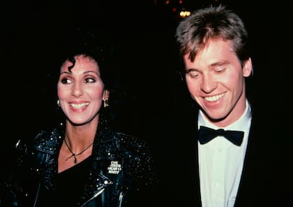 Cher y el actor Val Kilmer asisten a la 36a edición anual de los premios Tony después de la fiesta el 6 de junio de 1982 en el Hotel Waldorf-Astoria de la ciudad de Nueva York. (Foto de Walter McBride / Corbis a través de Getty Images)