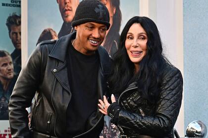 Cher y su novio, el rapero Alexander Edwards, llegaron juntos a la premiere de El club de los vándalos y se mostraron todo el tiempo muy cariñosos. La célebre cantante también adoptó su look a la temática y lució una campera de cuero