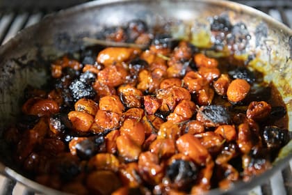 Cherrys rostizados al horno de leña con oliva y balsámico.