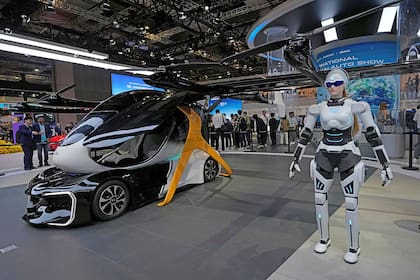 Chery mostró su drone para pasajeros y a sus robots AiMOGA (que vendían autos en el stand)