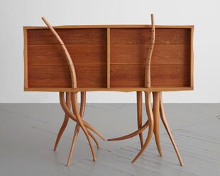 Chest of Drawers, por Wendell Castle (R&Company)
