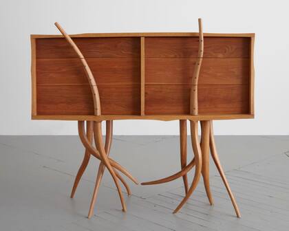Chest of Drawers, por Wendell Castle (R&Company)