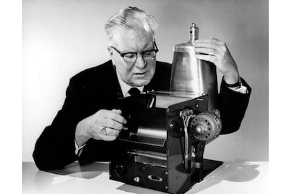 Chester Carlson y dispositivo precursor de la fotocopia