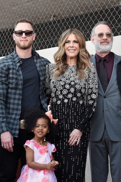 Chet con sus papás y su hija Michaiah (nacida en 2016), en 2019, cuando su madre, Rita Wilson, descubrió su estrella en el Paseo de la Fama de Hollywood
