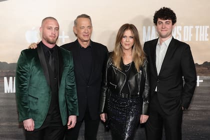 Chet Hanks, Tom Hanks, Rita Wilson y Truman Hanks en la premiere de la miniserie Masters of the Air