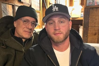Chet junto a su padre, Tom Hanks, en diciembre del año pasado