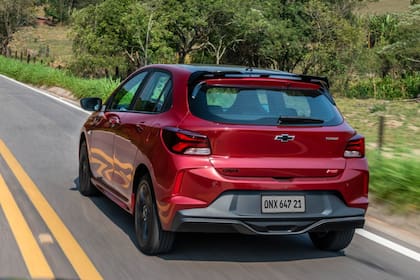 En la parte trasera, además del spoiler integrado al paragolpes, el Onix RS tiene un alerón sobre la tapa del baúl con el nombre del modelo en un acabado oscuro. A estos elementos se suma un techo también pintado de negro que otorga una mayor sensación de dinamismo al conjunto en su exterior