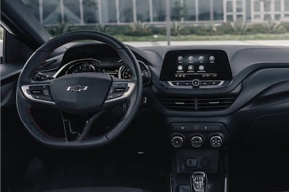 En el interior, el vehículo cuenta terminaciones tonos negros y rojos para los asientos, las columnas y el techo. De esta manera, el modelo intenta resaltar el aspecto deportivo que también está presentes en la costura del revestimiento del volante, en las salidas de ventilación y en los gráficos de