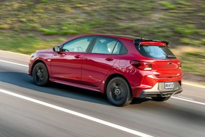 En los laterales, el modelo trae los espejos retrovisores pintados en color negro metalizado, que combinan con las nuevas llantas de aluminio de 16 pulgadas y un faldón lateral pintado en el color del vehículo que hace que el auto parezca más cercano al suelo