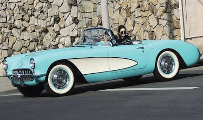 CHEVROLET CORVETTE C1 MINT. Es, quizás, el auto más valioso de su colección clásica. De primera generación y con
fecha de fábrica de 1957, fue uno de los primeros que
compró. Jay Leno, el mayor coleccionista de los Estados
Unidos, la ayudó personalmente a conseguirlo
