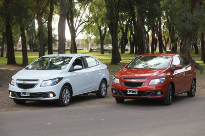 Chevrolet Onix y Prisma, hermanos gemelos hasta el parante trasero