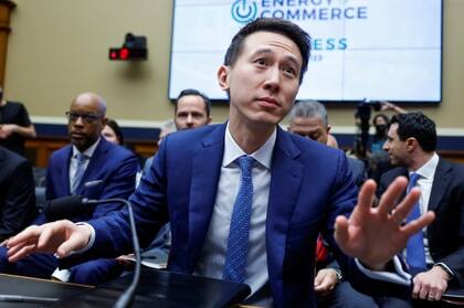 Chew fue interrumpido en múltiples ocasiones mientras intentaba responder a las preguntas de los congresistas.