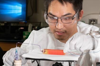 Chia-Heng Chu ajusta la trampa de células hecha con una impresora 3D, que permite identificar las cancerígenas en una muestra de sangre