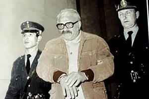 Chiappe, esposado y custodiado por dos oficiales de la Policía Federal