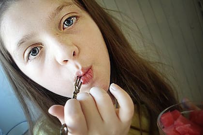 Chiara, de doce años, es una nena que nunca fue vacunada por decisión de Perla, su mamá