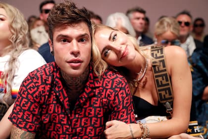 Chiara Ferragni, la estrella italiana de las redes, en el desfile de Fendi junto con su marido
