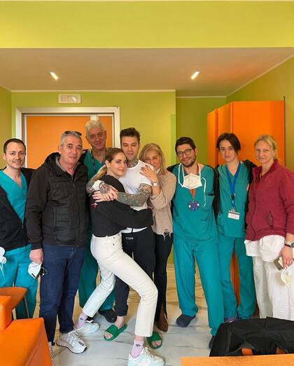 Chiara Ferragni y Fedez posan con el equipo médico del sanatorio tras la cirugía del rapero