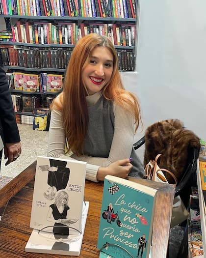 Chiara Francia es escritora de seis libros y creo junto a su mamá la editorial Orlando Books
