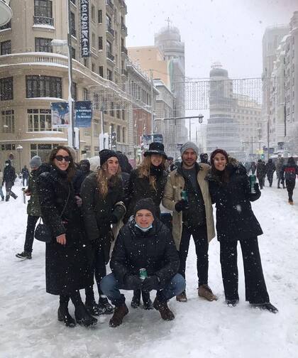Chiara (primera desde la izquierda) y sus amigos argentinos disfrutaron de la nevada de enero en Madrid