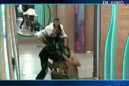 Chiara y Ulises cayeron al piso tras darse un abrazo de reencuentro