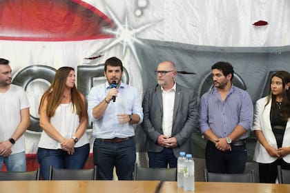 Chiarella, presidente del Comité Nacional de la UCR, junto al nuevo titular del radicalismo porteño, Hernán Rossi (de saco).