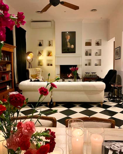 Chic y fresco, el estilo de Gaby no teme al color, ni siquiera al blanco o negro. Apuesta a la luz como la energía que todo espacio necesita, llenos de estilo pero también de calidez y elegancia.