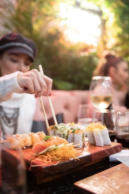 La manera de disfrutar la experiencia de comer sushi en su totalidad es comerlo con palillos.