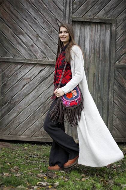 CHICA DE TAPA
CASUAL LOOK
Poncho tejido patchwork (Cardón, $ 1095), suéter y bombachudo jaspeado (Dolores Reynal, $ 425 y $ 120), polainas con borlas (La Mercería, $ 120) y botas de lluvia (Paula Ca