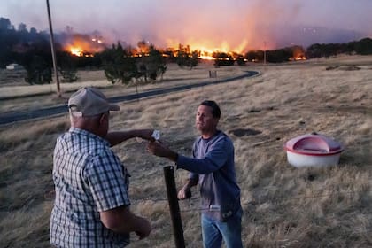Las llamas han consumido más de 12.000 hectáreas entre California y Nuevo México (AP Photo/Noah Berger)