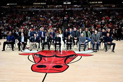 CHICAGO, ILLINOIS - JANUARY 12: The former players, coaches and managers look on during the inaugural Ring of Honor ceremony for the 1995-1996 Chicago Bulls at the game between Golden State Warriors and Chicago Bulls at the United Center on January 12, 2024 in Chicago, Illinois. NOTE TO USER: User expressly acknowledges and agrees that, by downloading and or using this photograph, User is consenting to the terms and conditions of the Getty Images License Agreement.   Jamie Sabau/Getty Images/AFP (Photo by Jamie Sabau / GETTY IMAGES NORTH AMERICA / Getty Images via AFP)�