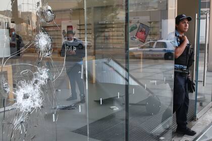 Cientos de personas causaron caos en el centro de la ciudad y rompieron negocios