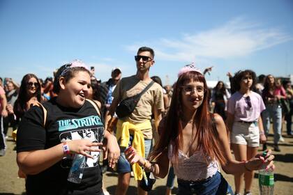 Chicas con remeras de The Strokes, la banda que cierra el line-up de la segunda jornada