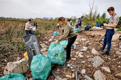 Chicas y chicos scouts de Olivos participaron de las actividades de limpieza en la reserva ecológica de Vicente López
