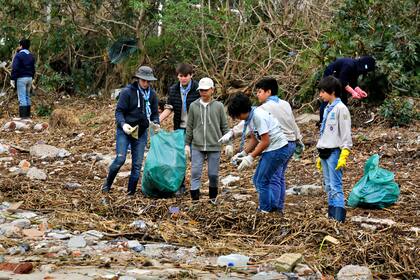 Chicas y chicos scouts de Olivos participaron de las actividades de limpieza en la reserva ecológica de Vicente López