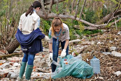 Chicas y chicos scouts de Olivos participaron de las actividades de limpieza en la reserva ecológica de Vicente López