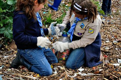 Chicas y chicos scouts de Olivos participaron de las actividades de limpieza en la reserva ecológica de Vicente López