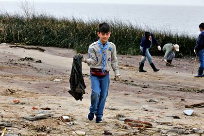 Chicas y chicos scouts de Olivos participaron de las actividades de limpieza en la reserva ecológica de Vicente López