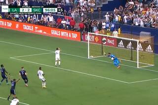 El increíble penal que pateó Chicharito Hernández y que impidió el agónico triunfo de su equipo en la MLS