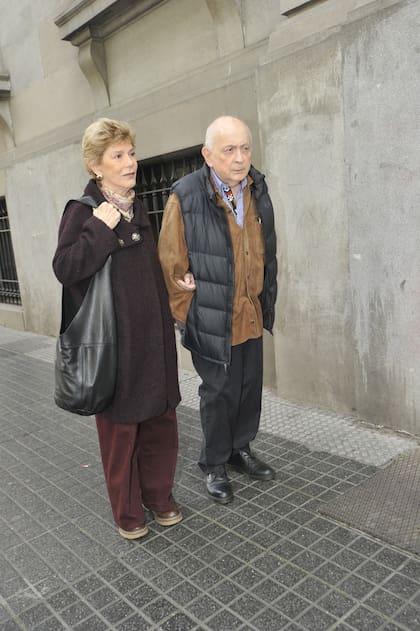 Chiche Gelblung junto a su mujer