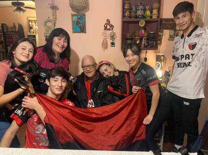 "Chiche" y su hermosa familia disfrutando el campeonato de Colón, el primero de su historia.