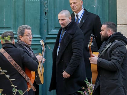 Chico Bouchikhi (con anteojos) y los Gipsy Kings en el funeral de Brigitte Bardot en Saint Tropez. (Photo by Arnold Jerocki/WireImage)