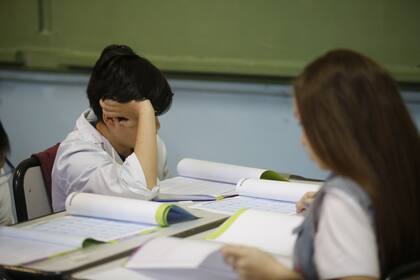 Chicos de la Escuela N° 9, estudiando en un día de paro docente