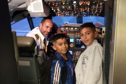 Chicos de la Villa Carlos Gardel viajaron por primera vez en avión