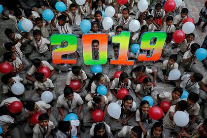 Chicos en Ahmedabad, India, celebran la llegada del año nuevo